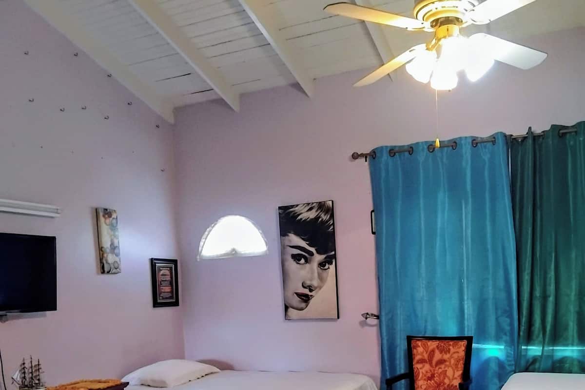 1 habitación, muebles diferentes, wifi gratis y ropa de cama
