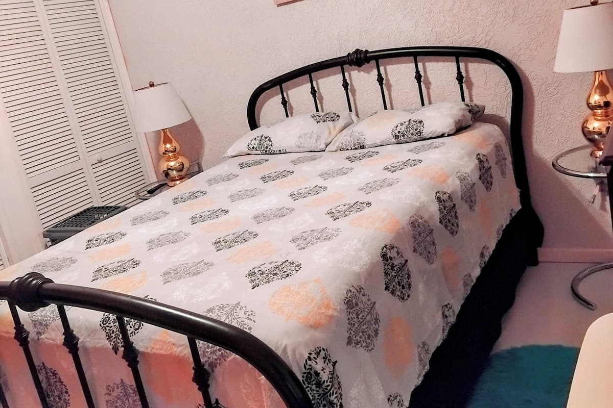 1 habitación, muebles diferentes, wifi gratis y ropa de cama