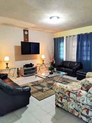 Hus Deluxe | Vardagsrum | 40-tums smart-tv med digitalkanaler, Netflix och streamingtjänster