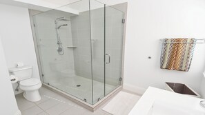 Séchoir à cheveux, serviettes fournies, savon, shampooing