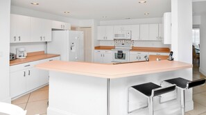 Fridge, microwave, oven, stovetop - Altaira - Top Location, Lake View, Pool, Spa,4 Bed (Naples)