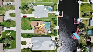 Exterior - Coral Sunshine - large south terrace with pool/spa (Cape Coral)