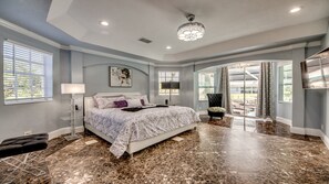 4 bedrooms, iron/ironing board, free WiFi, bed sheets - Golden Globe - luxury on the canal with pool/spa (Cape Coral)