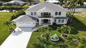 Exterior - Golden Globe - luxury on the canal with pool/spa (Cape Coral)