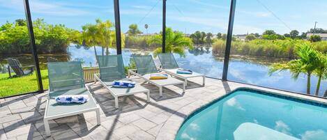 Una piscina al aire libre, una piscina climatizada