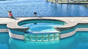 A swimming pool with a hot tub and a statue of a crocodile. - Rosegarden - Pool/Spa and perfect water view (Cape Coral)