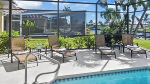Una piscina al aire libre, una piscina climatizada