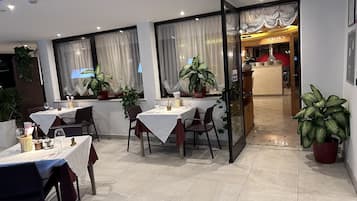 Se sirven comidas, cenas y cocina italiana con mesas al aire libre