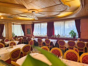 Lunch and dinner served - VILLA NUOVA (Romeno)