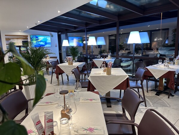 Lunch, dinner served; Italian cuisine, alfresco dining