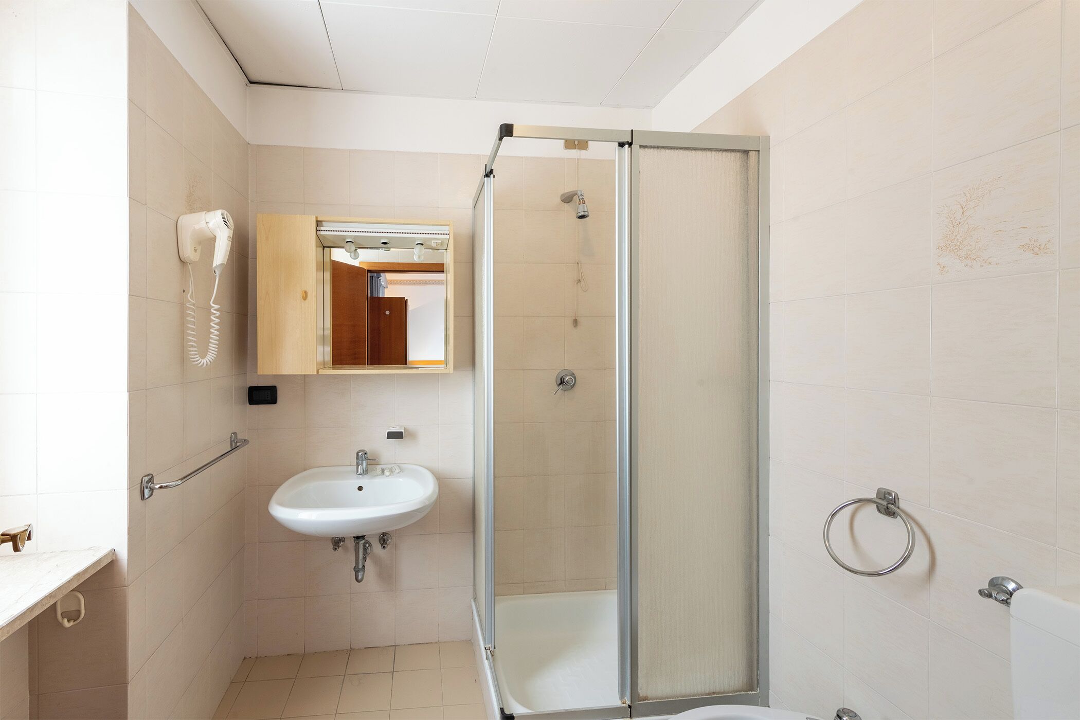 Douche, sèche-cheveux, bidet, serviettes fournies