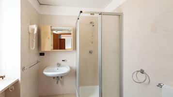 Douche, sèche-cheveux, bidet, serviettes fournies