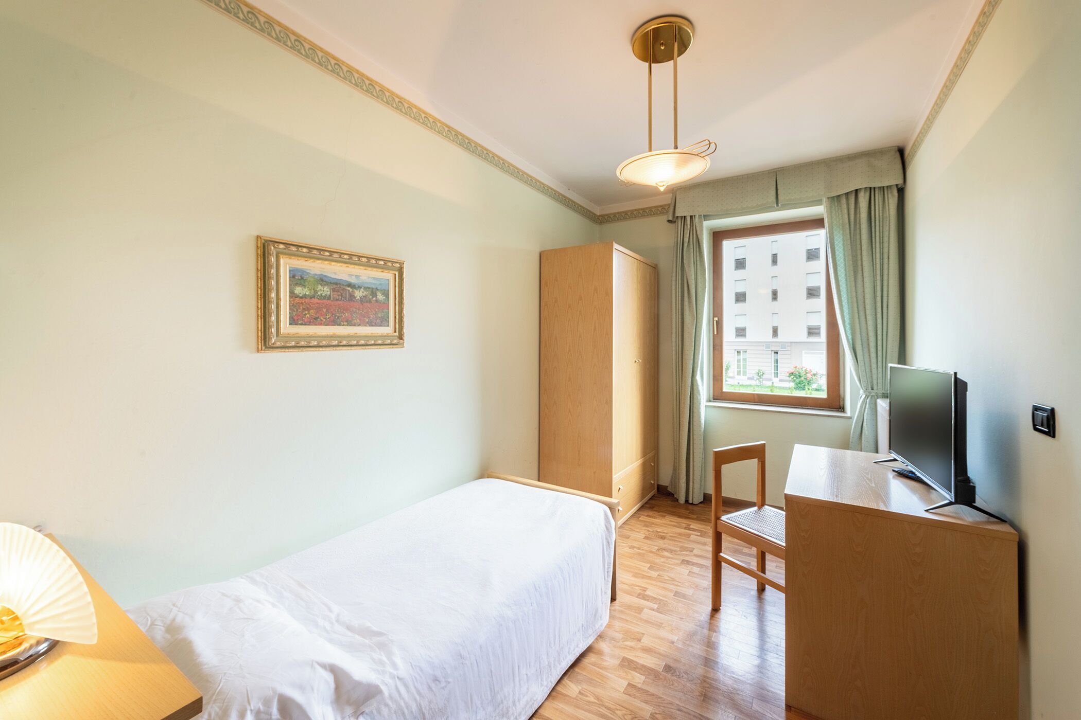 Standard Single Room | In-room safe, desk, laptop workspace, iron/ironing board