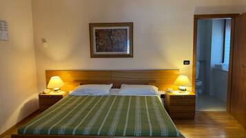 Caja de seguridad en la habitación y escritorio