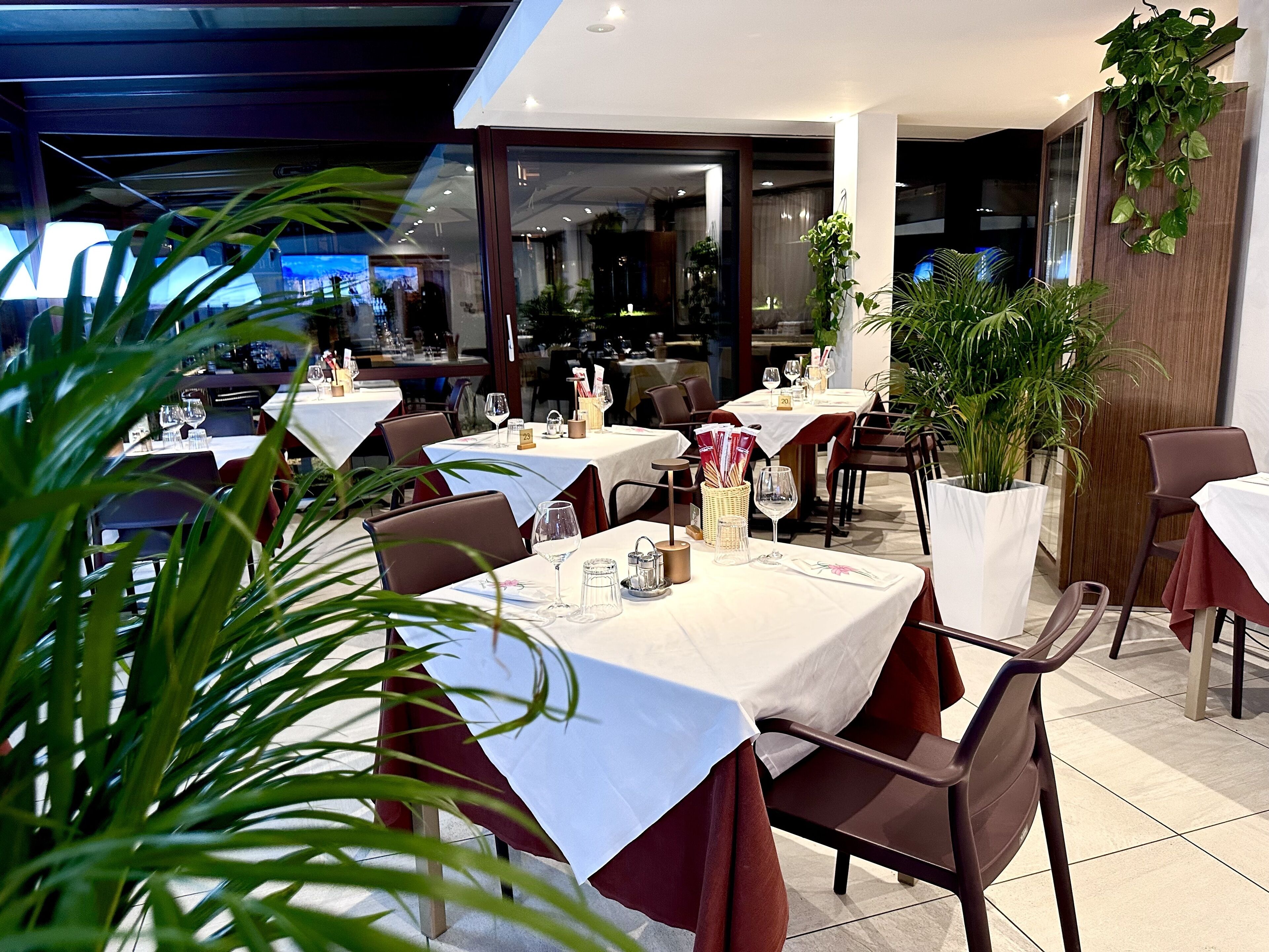 Lunch, dinner served; Italian cuisine, alfresco dining 