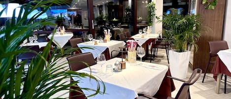 Lunch, dinner served; Italian cuisine, alfresco dining