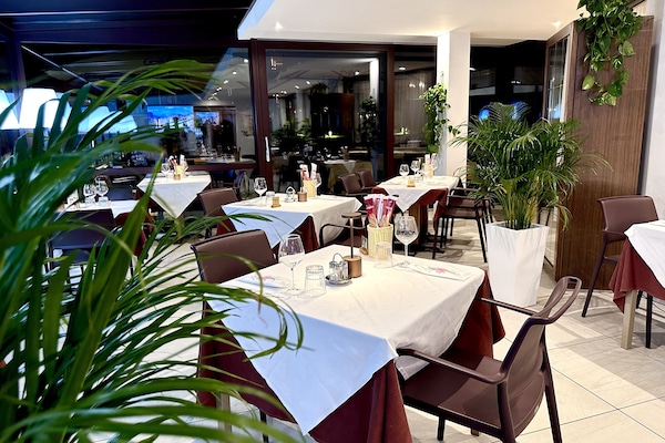 Lunch, dinner served; Italian cuisine, alfresco dining