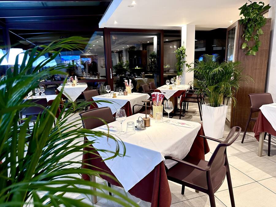 Se sirven comidas, cenas y cocina italiana con mesas al aire libre