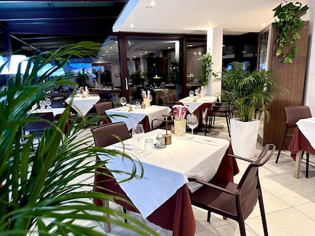 Lunch and dinner served. VILLA NUOVA