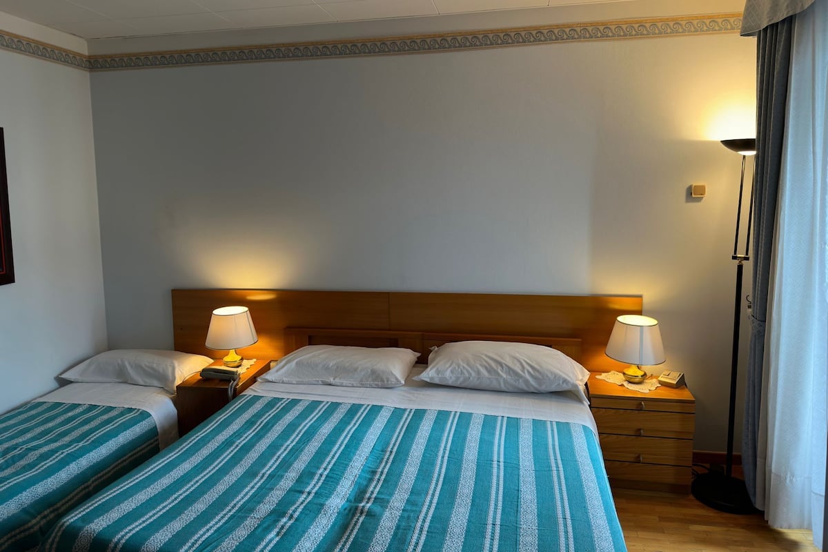 Habitación triple tradicional | Caja de seguridad en la habitación y escritorio