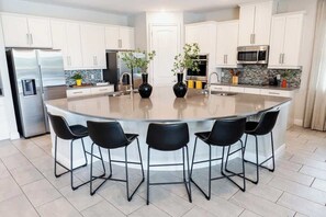 Fridge, microwave, oven, stovetop - Gorgeous 13BR, 12.5BH Encore Next to Disney - 348 (Kissimmee)