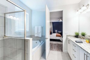 Douche, sèche-cheveux, serviettes fournies, shampoing