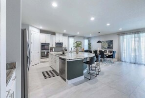 Fridge, microwave, oven, stovetop - Magical 13BR @Encore Next to Disney - 7707 (Kissimmee)