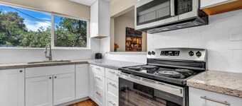 Entire House - Charming 3-Bedroom House - Quite Neighborhood