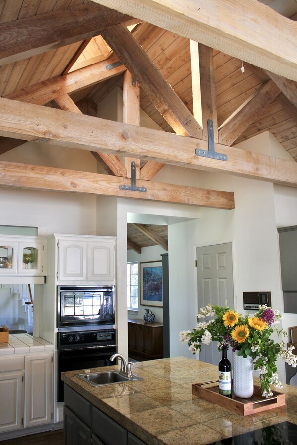 Private kitchen - Beautiful home in Redding! (Redding)