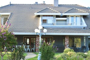 Exterior - Beautiful home in Redding! (Redding)