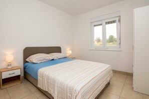 2 bedrooms, iron/ironing board, free WiFi, bed sheets