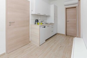 Kylskåp, mikrovågsugn, spishäll och diskmaskin