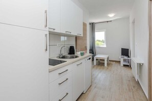 Fridge, microwave, stovetop, dishwasher
