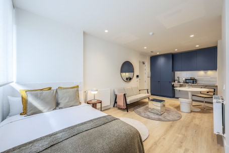 Iron/ironing board, free WiFi, bed sheets, wheelchair access. Modern studio near the Royal Palace 01