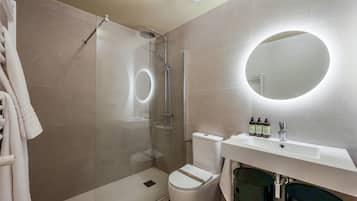 Een douche, een haardroger, handdoeken