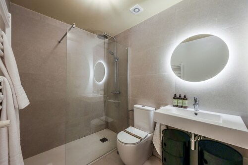 Modern two-bedroom apartment near the Royal Palace 02