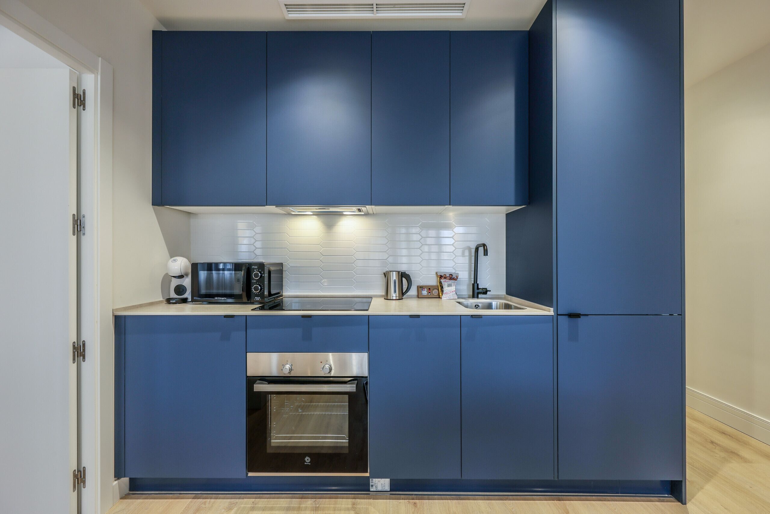 Een koelkast, een magnetron, een oven, een vaatwasser