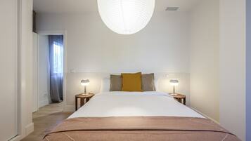 Tabla de planchar con plancha, wifi gratis, ropa de cama