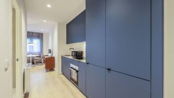 Frigorífico, microondas, horno y lavavajillas