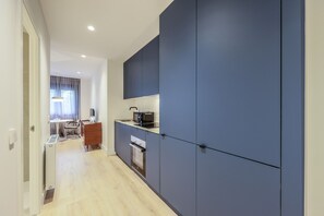 Fridge, microwave, oven, dishwasher - Modern apartment near the Royal Palace 04 (Madrid)