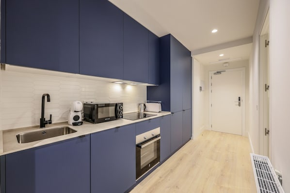 Kühlschrank, Mikrowelle, Ofen, Geschirrspüler