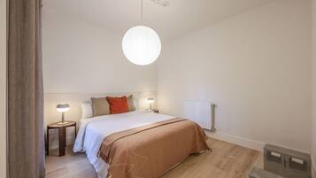 1 habitación, tabla de planchar con plancha, wifi gratis y ropa de cama