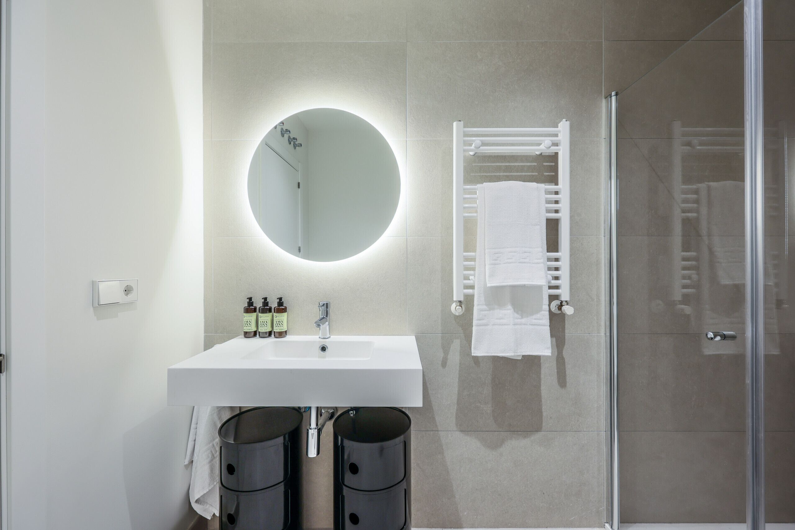 Een douche, een haardroger, handdoeken