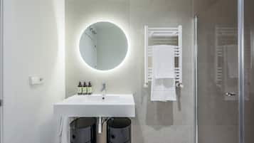 Een douche, een haardroger, handdoeken