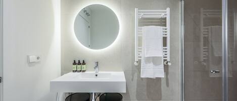 シャワー、ヘアドライヤー、タオル