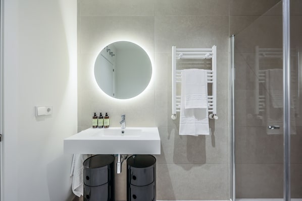 Dusche, Haartrockner, Handtücher
