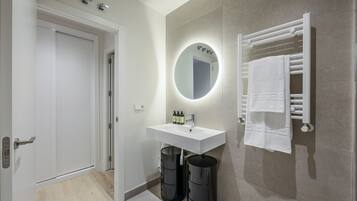 Een douche, een haardroger, handdoeken