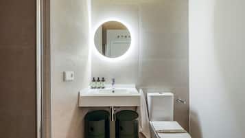 Een douche, een haardroger, handdoeken