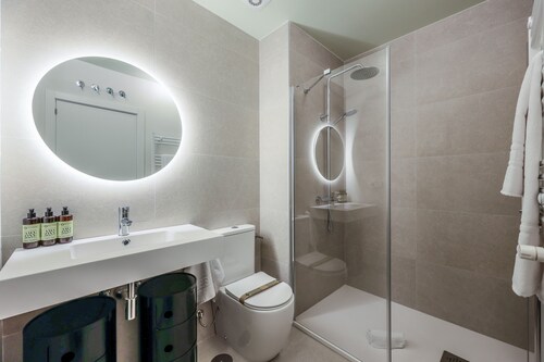 Modern apartment near the Royal Palace 07