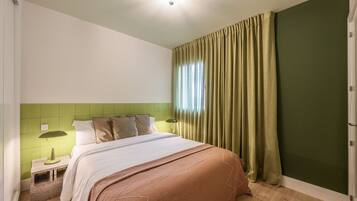 Planxa i posts de planxar, wifi gratuïta i roba de llit